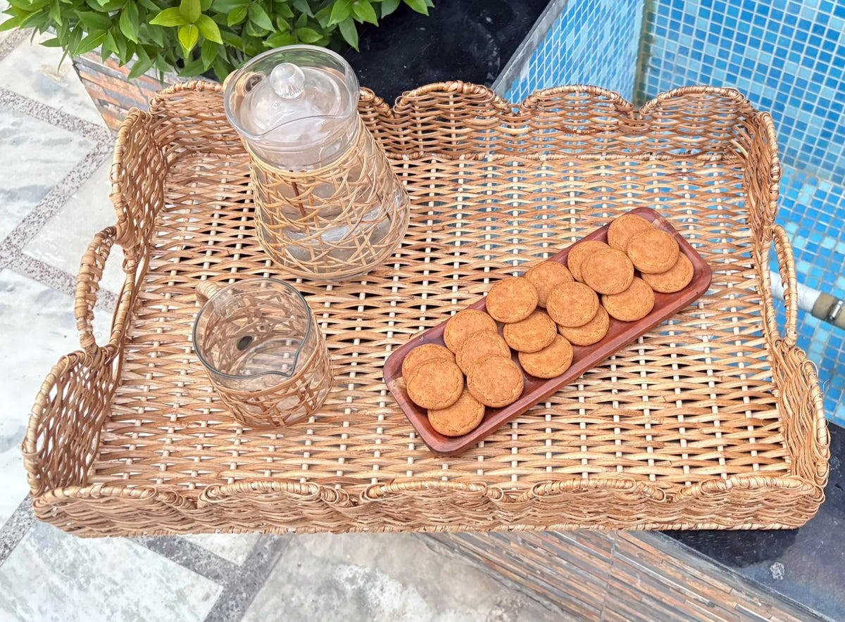NATURAL SCALLOP RATTAN TRAY