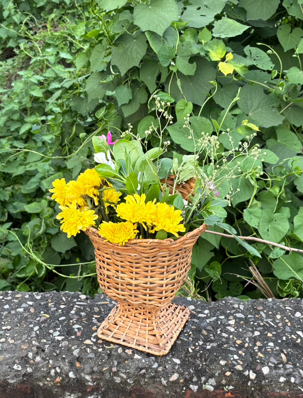 SMALL RATTAN URN VASE