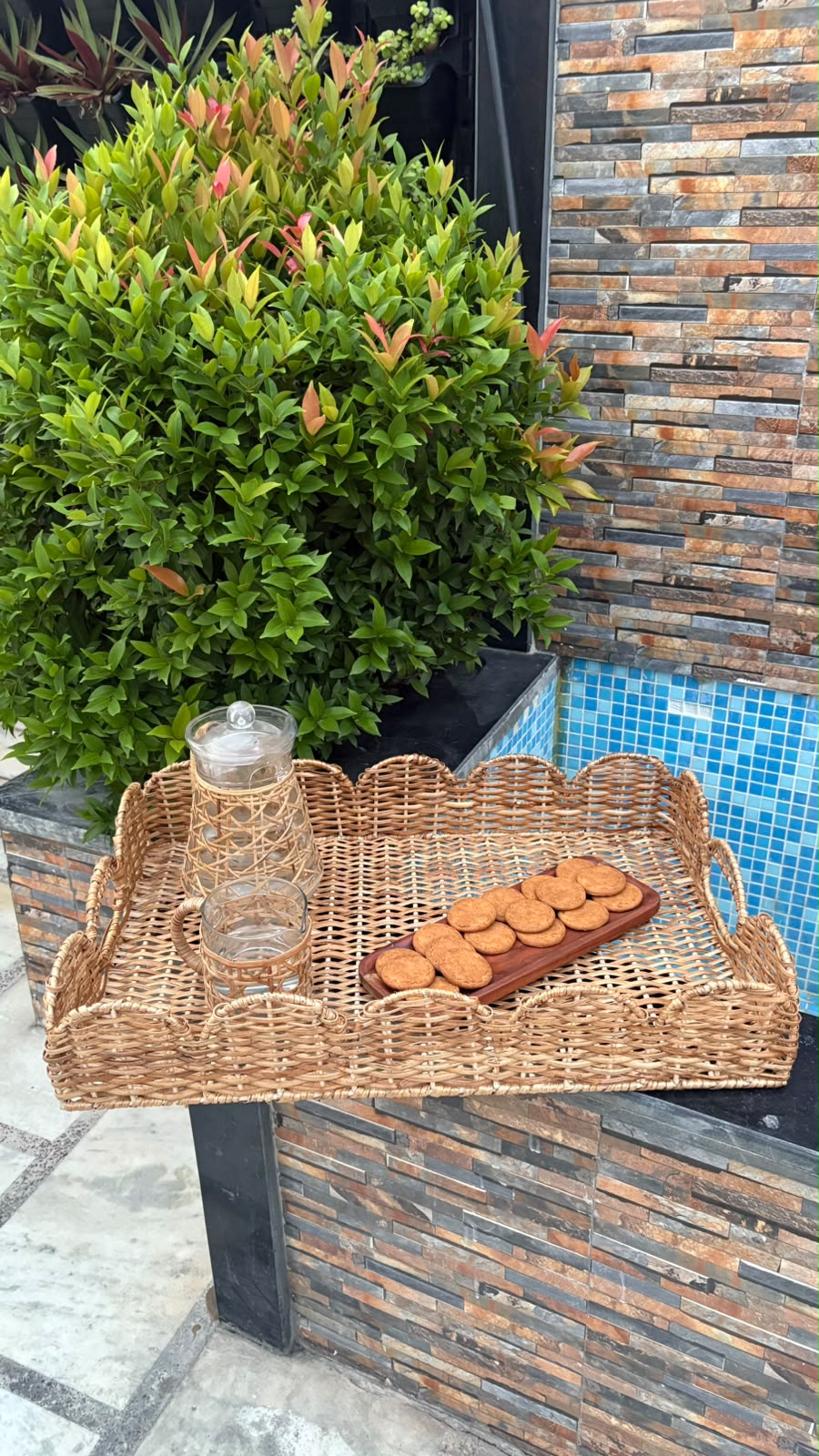 NATURAL SCALLOP RATTAN TRAY
